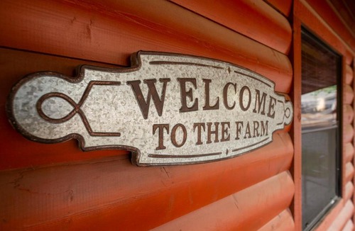 Waco Ski Chalet | Pet Friendly Cabin 4 - 15 minutes from Magnolia and Baylor