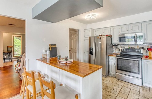 Nixons Crossroads House | Pet-Friendly Coastal Retreat w/Pool & Deck