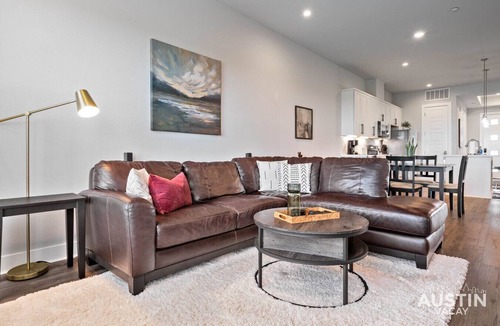 East MLK Apartment | Pet-Friendly East ATX w/Gym, Work Desk & Parking