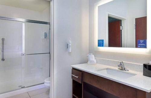 Sandy Springs Hotel | Pet-Friendly Getaway! Free Breakfast & Parking Near Perimeter Mall!