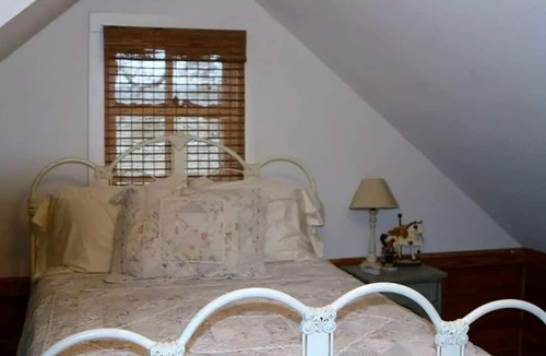 Paige Cabin | Pet-Friendly Getaway with Shared Swimmin Poolnear Austin Texas