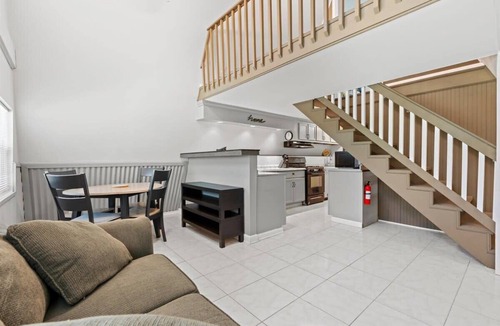 St. Augustine House | Pet-Friendly Home|Screened Deck & Private Big Yard