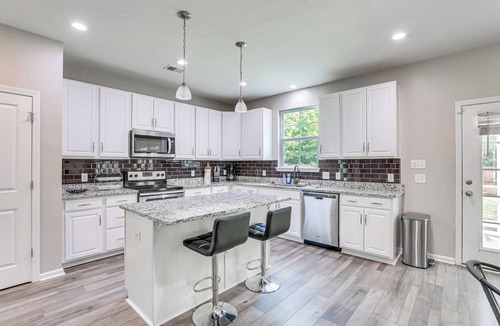 Ladson House | Pet-Friendly Ladson Home: 23 Mi to Charleston!