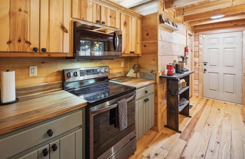 Rutherfordton Cabin | Pet-Friendly Lake Lure Cabin w/Outdoor Oasis!