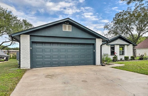 Lockhart House | Pet-Friendly Lockhart Home With Private Yard!