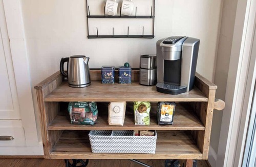 West Annapolis House | Pet Friendly | Park Free & Walk to USNA Stadium
