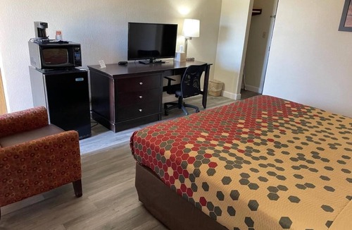 Perry Hotel | Pet Friendly Room | Minutes to Go Fish Education Center | Free Self Parking
