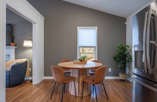 Acworth House | Pet-Friendly Sleeps 8 Fast WiFi Near Lake - Holiday Home