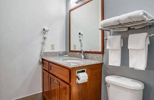 Denham Springs Hotel | Pet-Friendly Stay w/Kitchenette Near Bass Pro Shops, Dining & I-12 Access