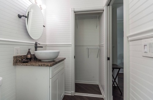 Gainesville House | Pet friendly studio on 2nd level with a full bathroom and kitchen