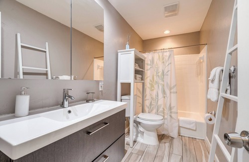 Westlake Highlands House | Pet-Friendly Townhome w/ Deck Near Downtown Austin