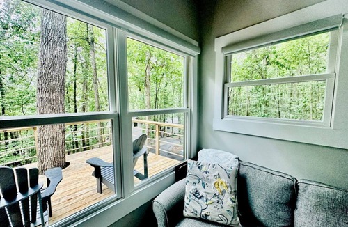 Groveoak Cabin | Pet-Friendly Tree House Great for a Relaxing Escape in Alabama