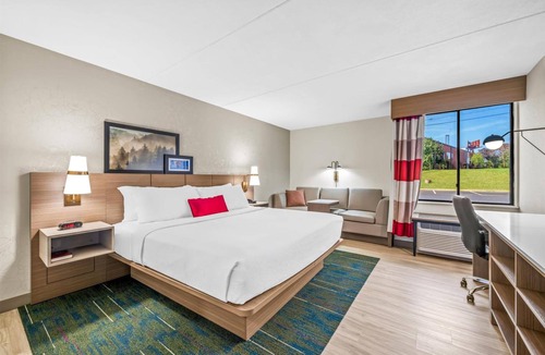 Statesville Hotel | Pet-Friendly Unit w/Breakfast | Near Statesville Historic District - 2 miles