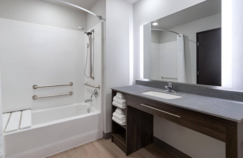 Dahlgren Hotel | Pet-Friendly Room with Full Kitchen Near Local Shopping and Dining Attractions
