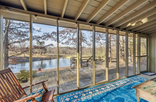 Berkeley Springs Cabin | Pets | Wifi | Pond | Fireplace | Deck | Grill | Screen Porch |Private