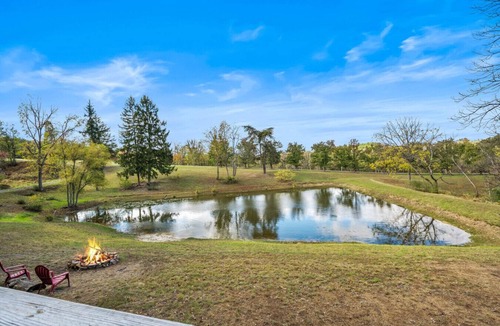 Berkeley Springs Cabin | Pets | Wifi | Pond | Fireplace | Deck | Grill | Screen Porch |Private
