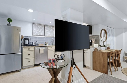 Petworth Apartment | Petworth Gem - Modern Studio Near METRO rail