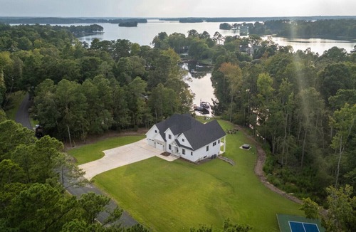 Chapin House | Pickleball Court + Hot Tub + Much More! Sleeps 30