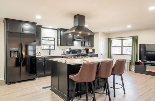Laguna Park House | Pilots’ Retreat - Serene 3BR Lake House at Laguna Airpark TX82