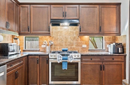 Conroe House | Pine & Porch Hideaway| Forest Views, Gazebo Lounge