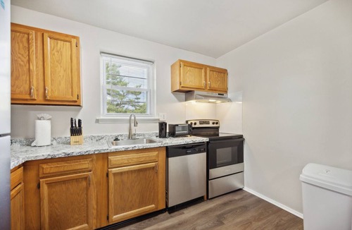 Newark Apartment | PineBrook 1406 I 2br Garden Style Apartment !