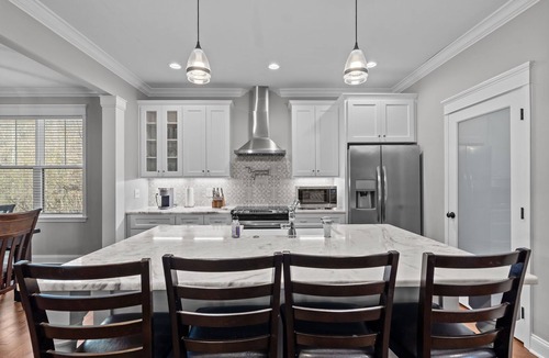 Pinehurst House | Pinehurst #6 Spacious 4 Bedroom Farmhouse with fast Wifi & Huge Deck w/Fireplace