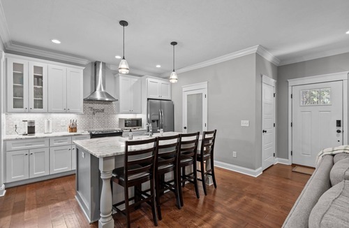 Pinehurst House | Pinehurst #6 Spacious 4 Bedroom Farmhouse with fast Wifi & Huge Deck w/Fireplace