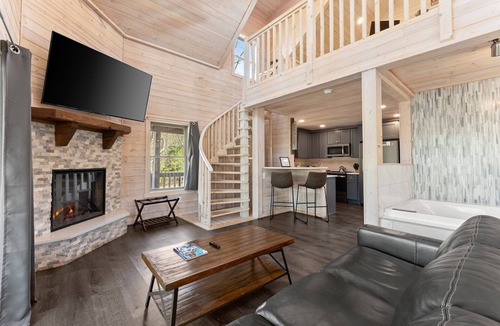 Cleveland Cabin | Pinnacle Suite Treehouse- Cedar Creek Rentals LLC