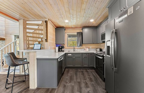 Cleveland Cabin | Pinnacle Suite Treehouse- Cedar Creek Rentals LLC