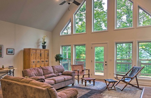 Horse Shoe House | Pisgah Escape w/ Deck ~ 10 Miles to Hiking!