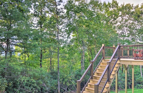 Horse Shoe House | Pisgah Escape w/ Deck ~ 10 Miles to Hiking!