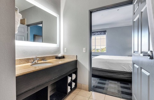 Webster Hotel | Platinum Inn & Suites Webster
