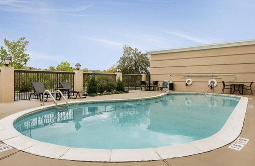 Savannah House | Pleasant Stay, Convenient Location! 4 Convenient Units, Free Parking