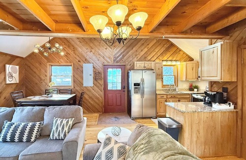 Mill Ridge Cabin | * Plentiful Porches * Hot Tub * King Bed * Views *