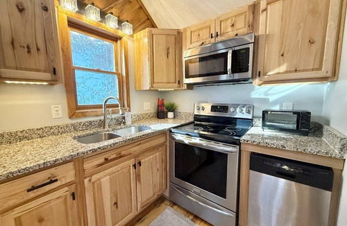 Mill Ridge Cabin | * Plentiful Porches * Hot Tub * King Bed * Views *