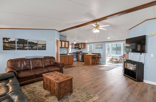 Chapin Apartment | Plum Beautiful | 3 Kings & Hot Tub on Lake Murray