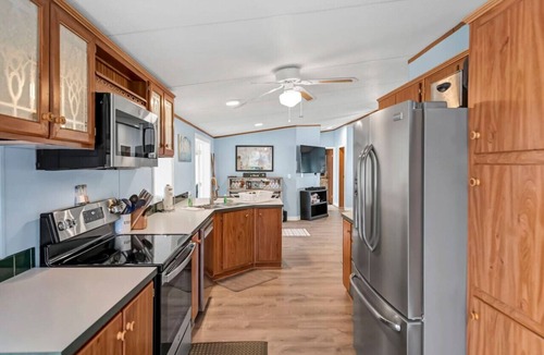 Chapin Apartment | Plum Beautiful | 3 Kings & Hot Tub on Lake Murray
