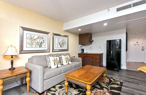 Waikiki Apartment | Pool & close to Beaches, Elegant King Bed Studio (Sleeps 4) FREE Parking!