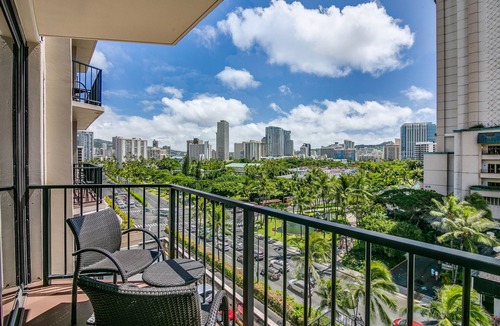 Waikiki Apartment | Pool & close to Beaches, Elegant King Bed Studio (Sleeps 4) FREE Parking!
