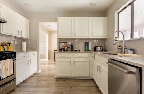 Round Rock House | Pool/Hot Tub/Wet bar/Firepit /Sleeps 15 /2miles DT RR/Makeup Bar