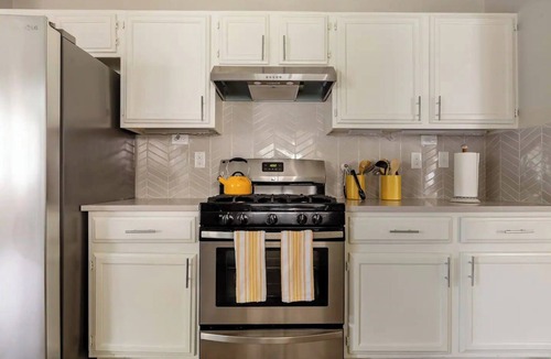 Round Rock House | Pool/Hot Tub/Wet bar/Firepit /Sleeps 15 /2miles DT RR/Makeup Bar