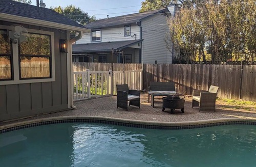 Round Rock House | Pool/Hot Tub/Wet bar/Firepit /Sleeps 15 /2miles DT RR/Makeup Bar