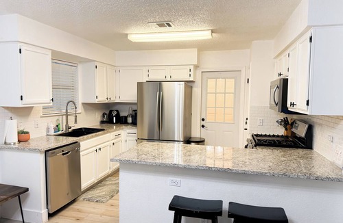 Greenslopes At Lake Creek House | Pool House near Downtown Round Rock