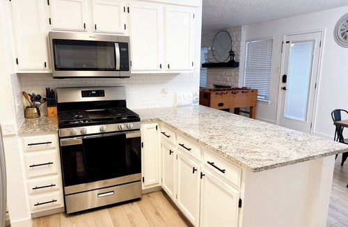 Greenslopes At Lake Creek House | Pool House near Downtown Round Rock