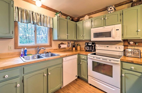 Newland Cottage | Pool & Lake Access: Mtn-View Cottage in Newland