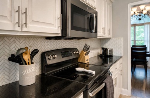 Warner Robins House | Pool | Large 5BR | Centrally Located