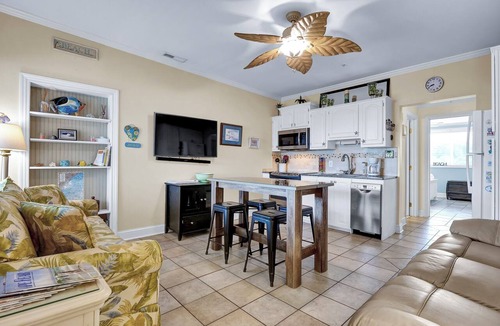 Airlie Condo | Pool, Marinas & Waterfront Dining Nearby @ The Waterway 403
