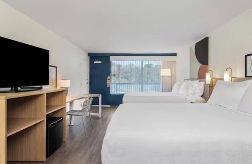 Hilton Head Island Hotel | Pool Stay w/2 Queen Beds! Pet Friendly Near Museums!