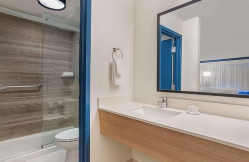 Hilton Head Island Hotel | Pool Stay w/2 Queen Beds! Pet Friendly Near Museums!