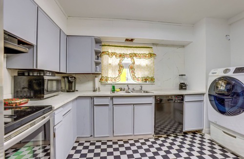 Westernport Apartment | Pool Table & Shared Sauna! Potomac River Basecamp